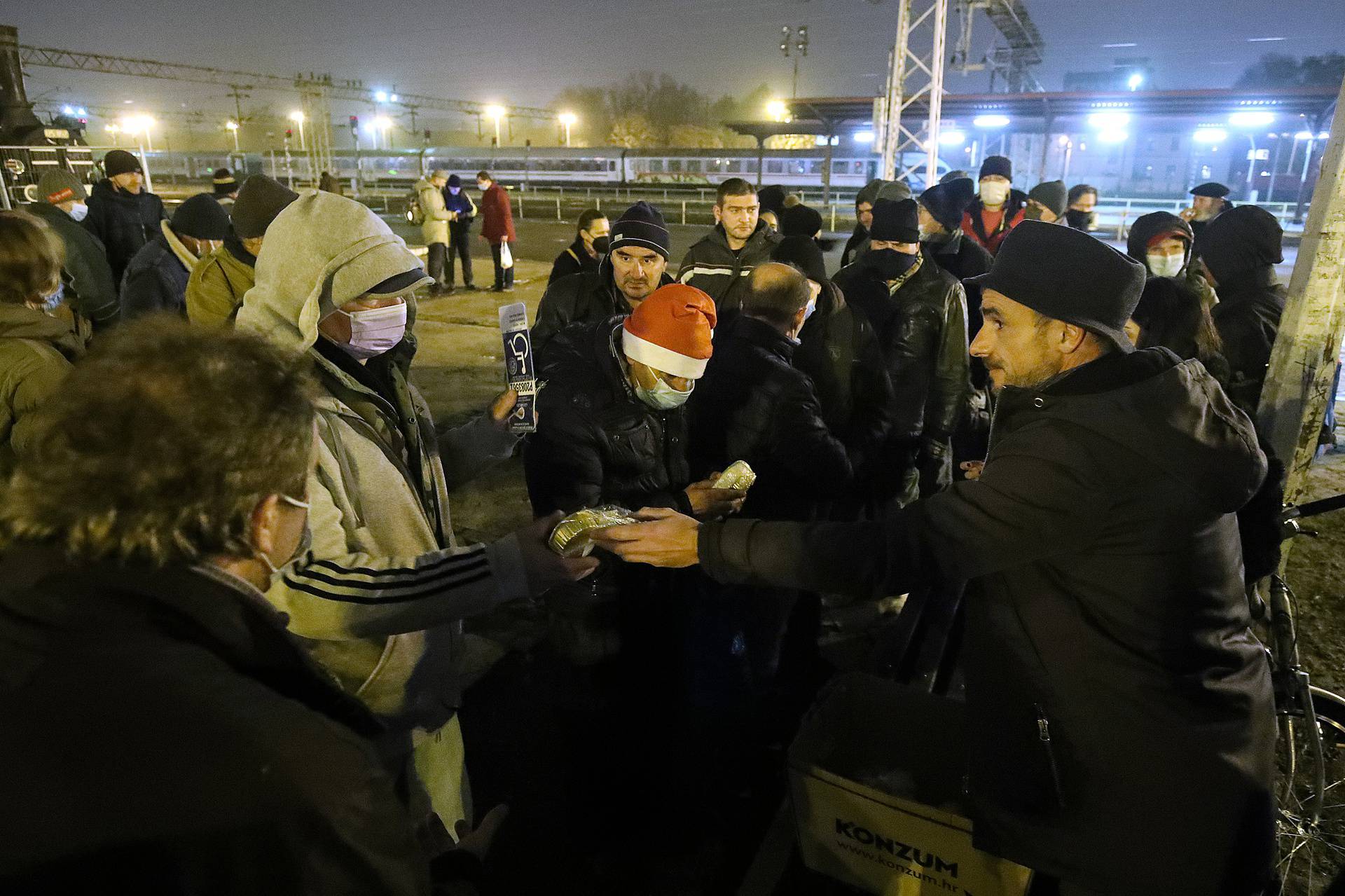 Zagreb: Udruga Slavonsko Srce i glumac Ante Krstulović dijelili hranu beskućnicima na Glavnom kolodvoru