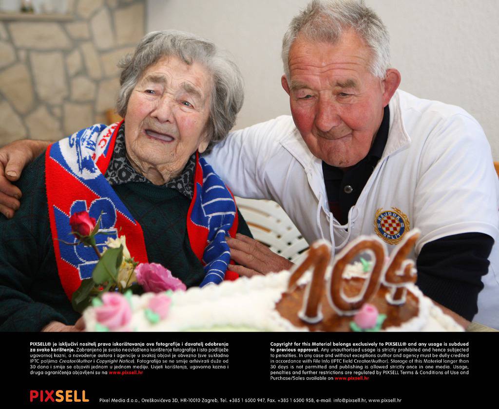 Keka ima 104 godine: Slavila rođendan uz vino i janjetinu