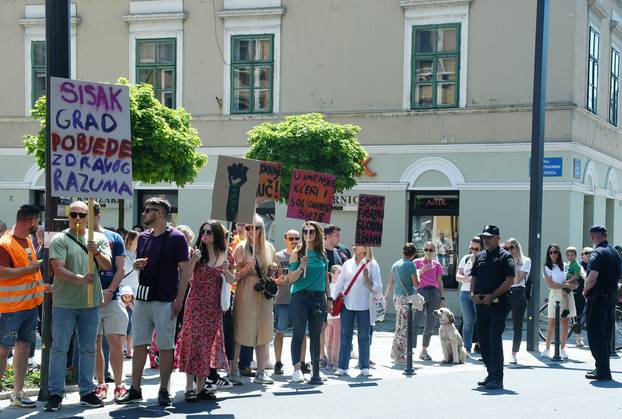 Aktivisti Hoda za slobodu i Hoda za život prodefilirali Siskom