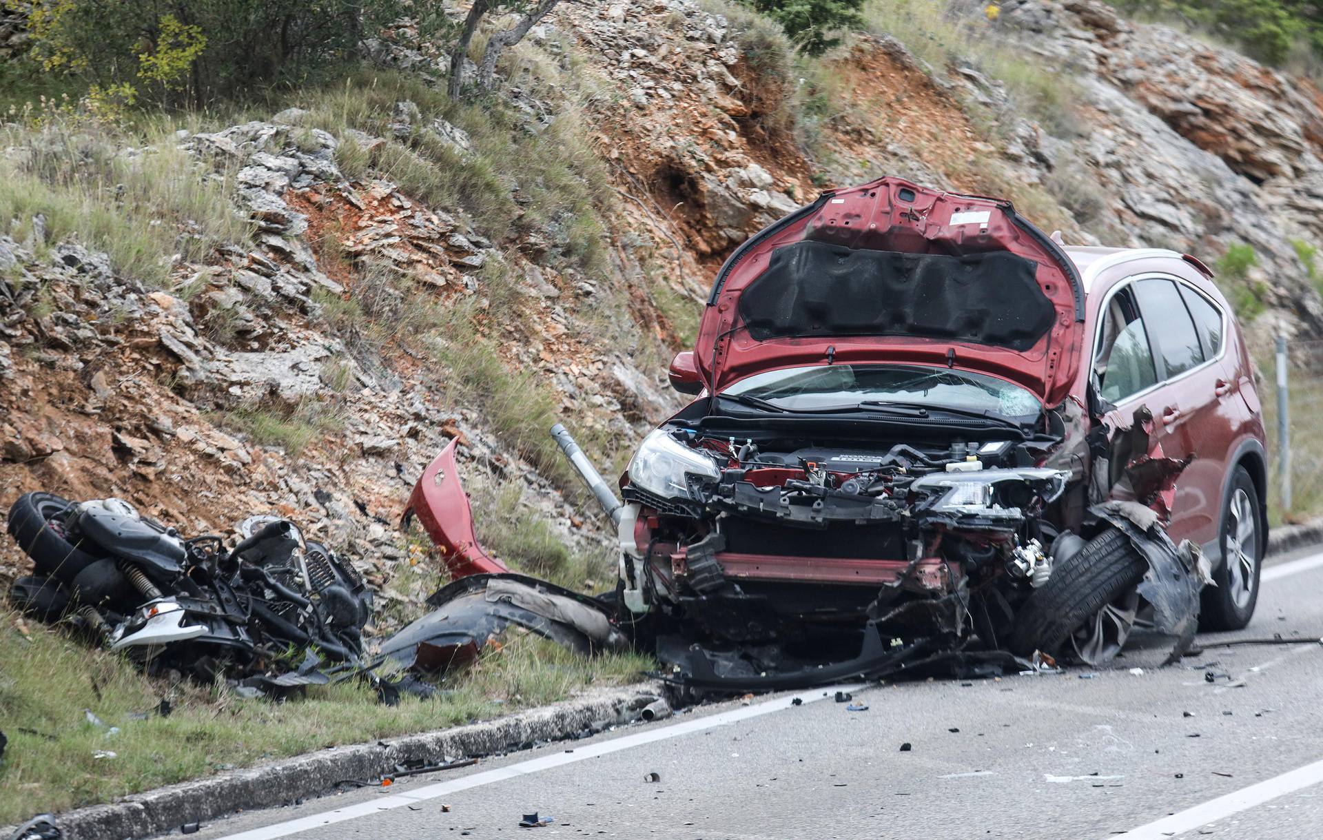 Teška prometna nesreća na Murteru: U sudaru dva auta i motocikla jedan poginuli