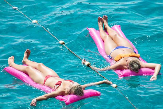 Dubrovnik: Spas od velikih vrućina monogi potražili u moru ili na gradskim fontanama
