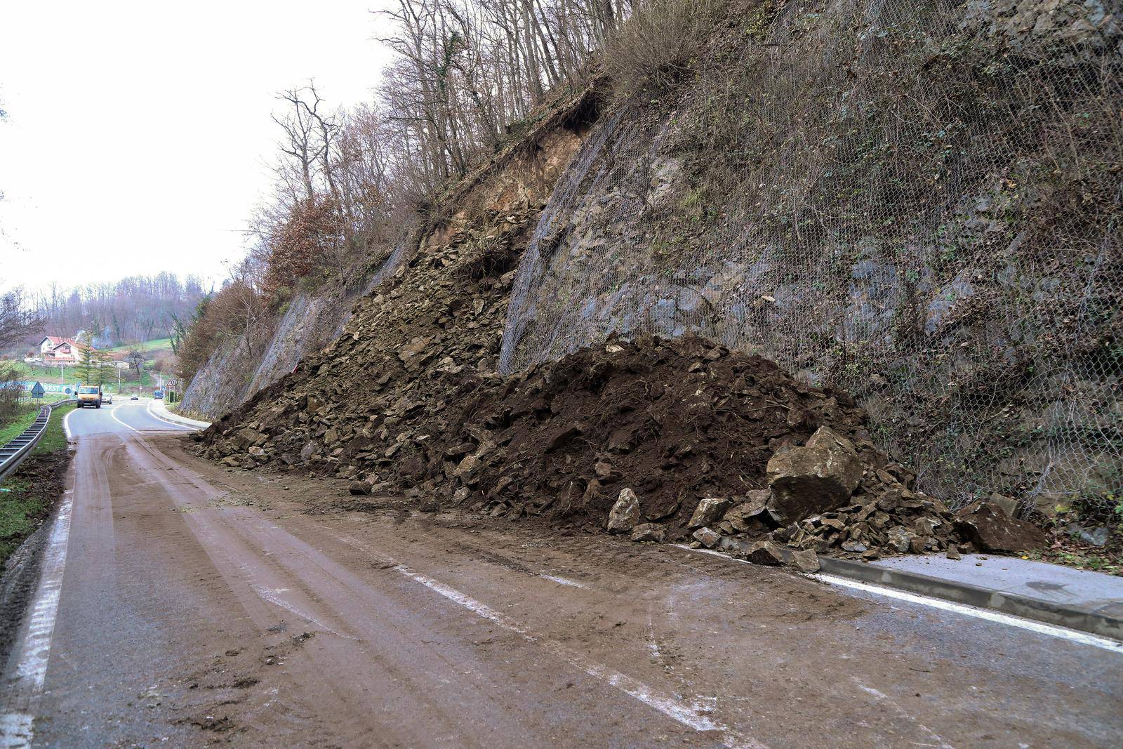 Veliki odron kamenja i zemlje u blizini Pregrade