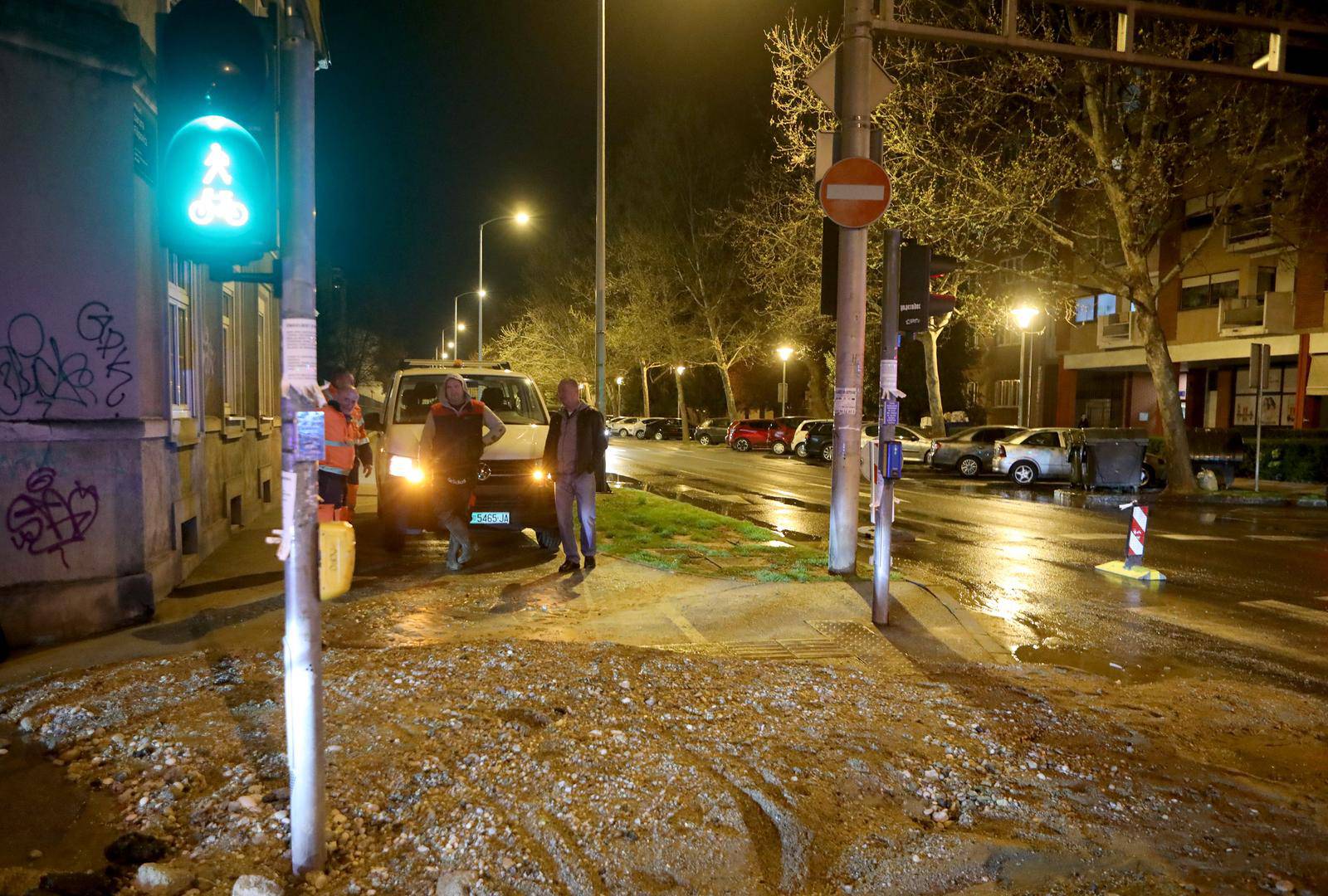 Zagreb: Poplava na Zelenom valu zbog puknuća cijevi kod Vodovodne ulice
