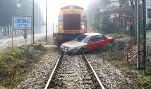 Bosanska Krupa: Vlak  naletio na auto, vozač teško ozlijeđen