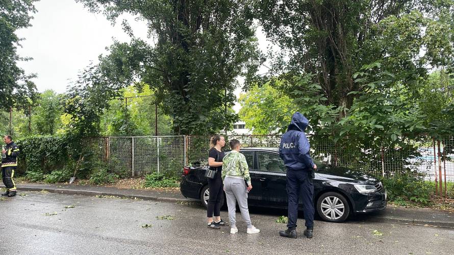 24sata uživo iz Zagreba: Oluja pogodila grad! Ovo je ogromno drvo koje je zdrobilo automobil