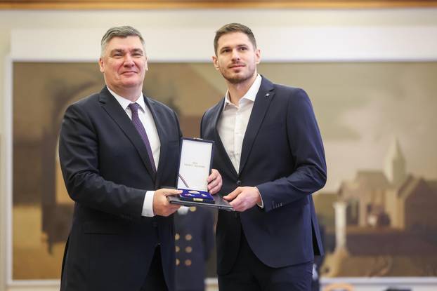 Zagreb: Predsjednik Republike uručio  je odlikovanja Hrvatskoj rukometnoj reprezentaciji