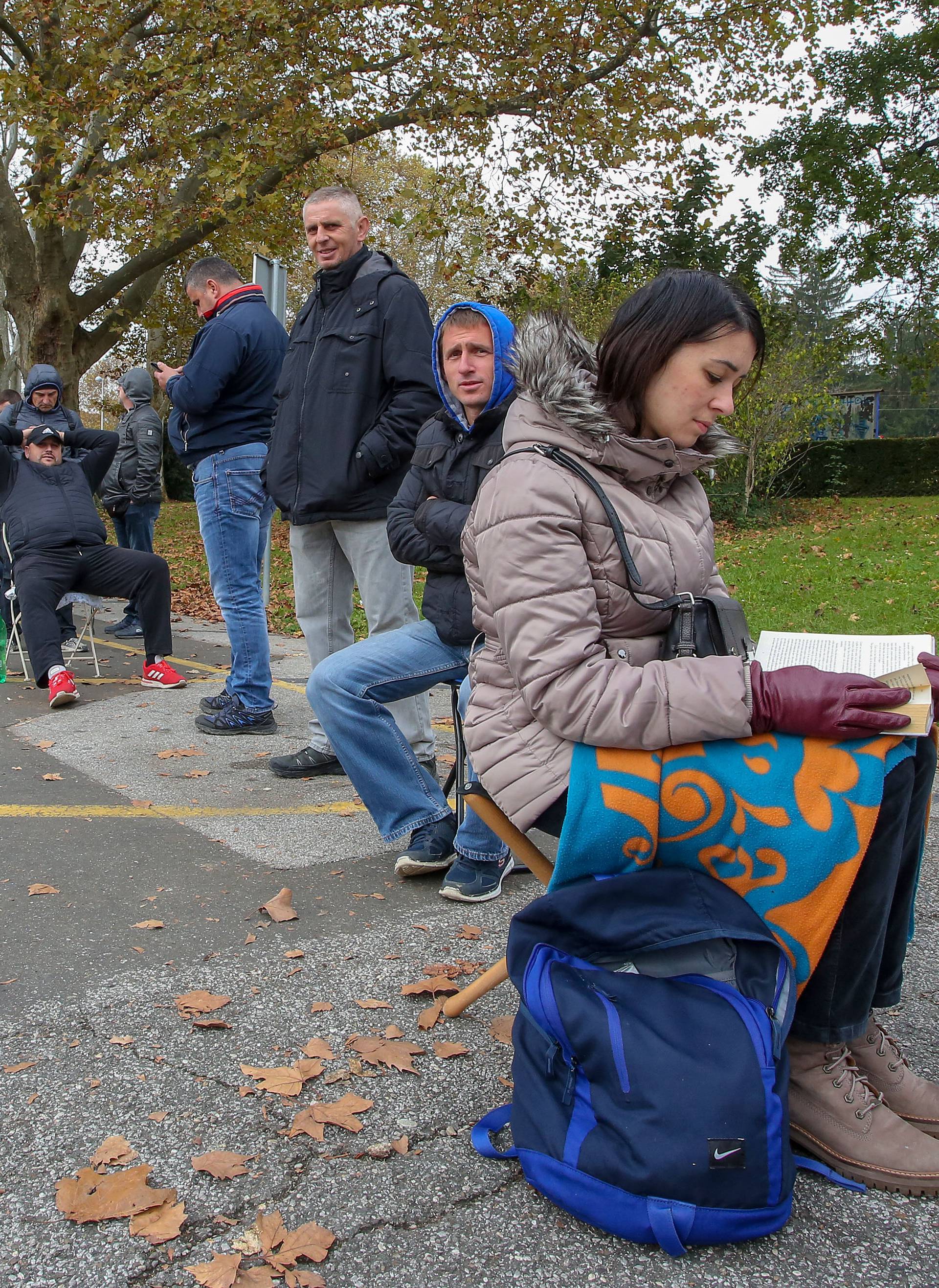 Gužva na Maksimiru prije puštanja u prodaju ulaznica za utakmicu Lige prvaka između Dinama i Sahtara