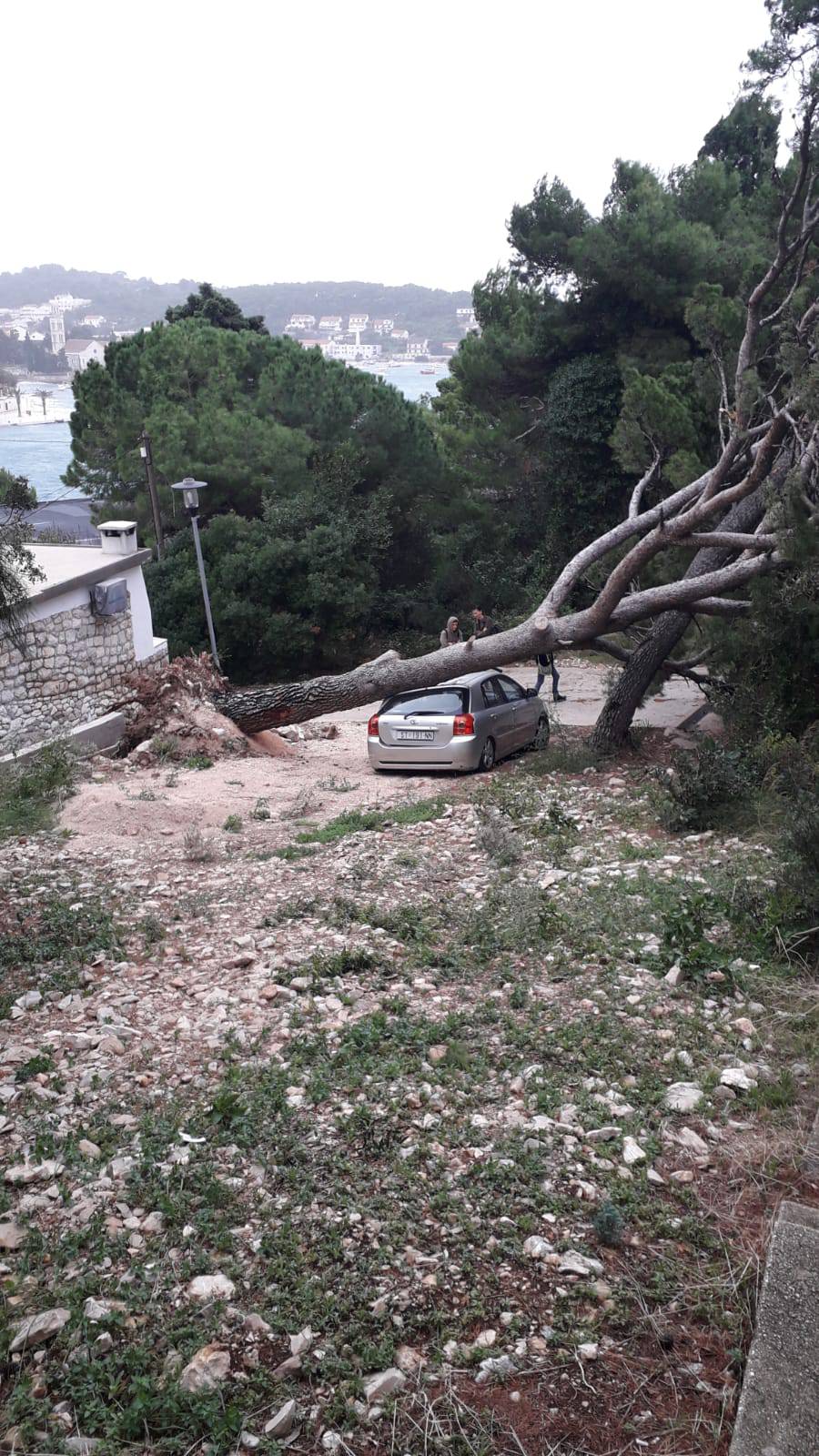 Hvar odsječen, more poplavilo ulice, u Splitu su uništeni auti