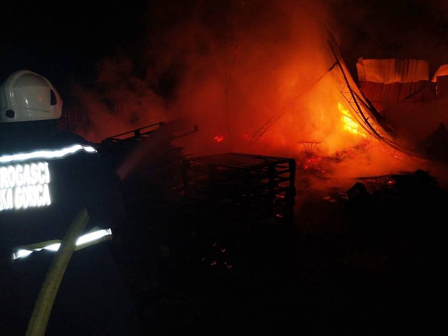 Skladište je gorjelo cijelu noć: Vatra istopila metalno krovište