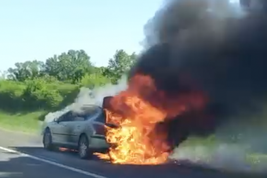 Gori automobil kod Rugvice