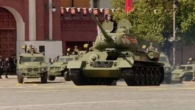 Nikad skromnija parada u Moskvi: Usamljeni T-34 tenk predvodio malenu kolonu vozila