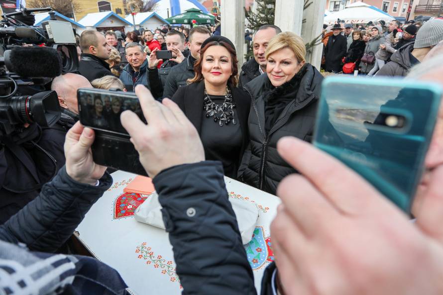 Kolinda polagala vijence, palila svijeće i slavila Novu godinu