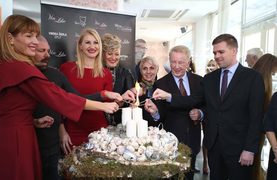 Split: U sklopu Gastroadventa upaljena je druga adventska svijeÄa