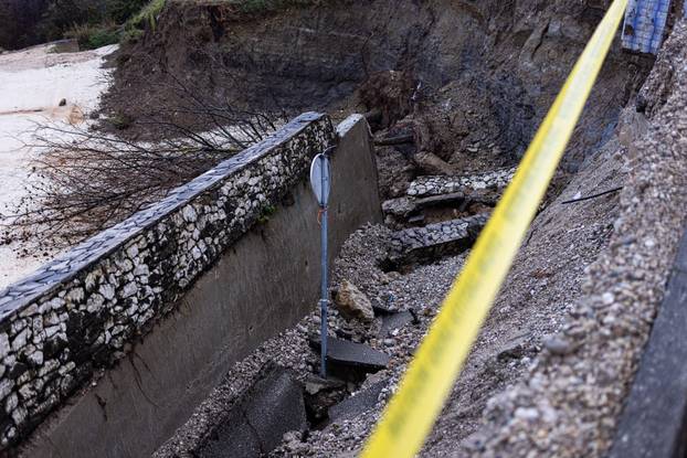 Zbog obilnih padalina na nekoliko lokacija kod Mostara došlo je do klizišta