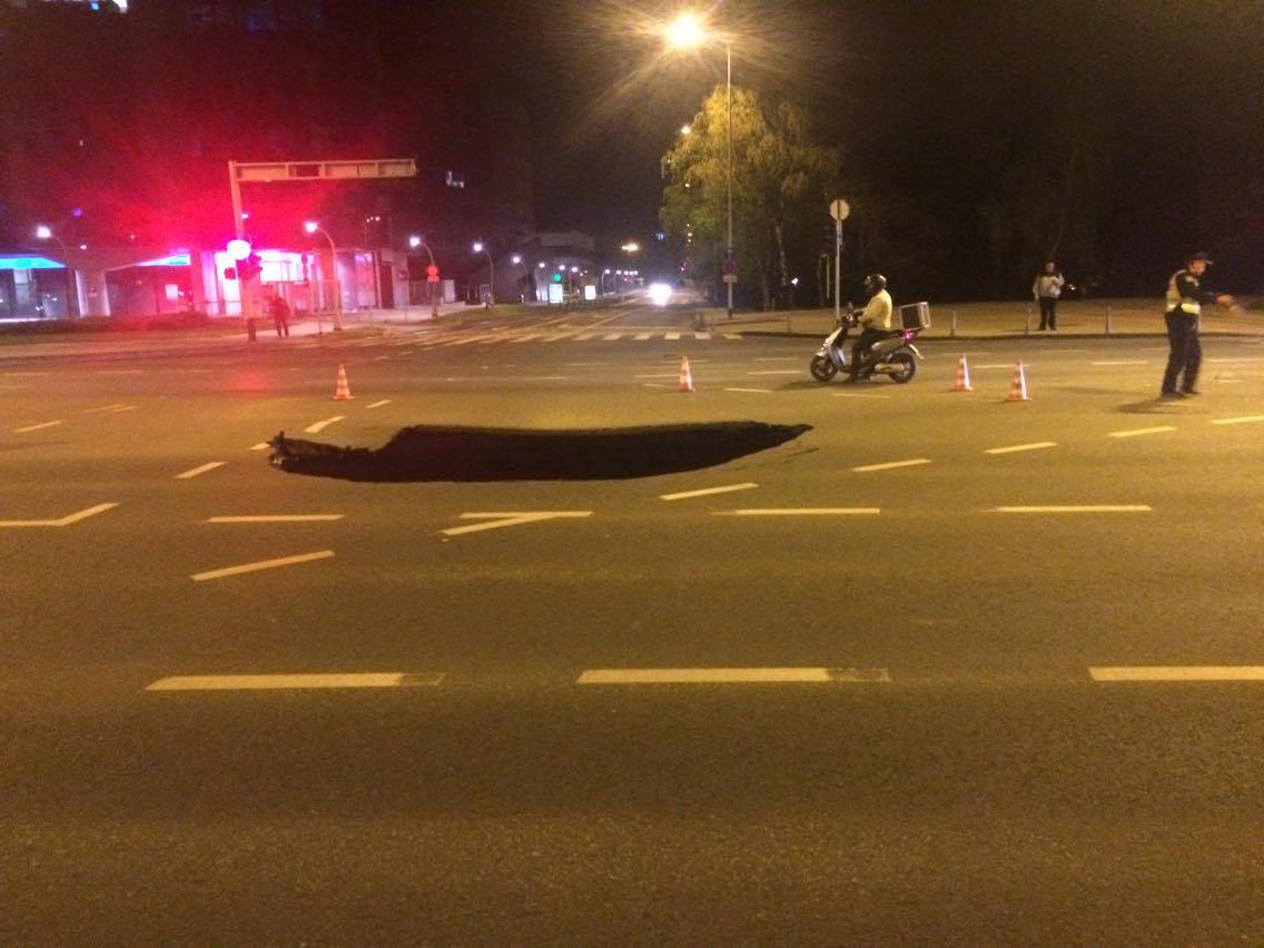 Urušilo se tlo usred raskrižja u Zagrebu, ostala ogromna rupa
