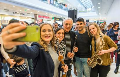 Fanovi iznenadili Olivera Dragojevića u City Centeru one