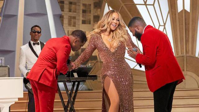 Mariah Carey zasjala u haljini teškoj čak 30 kilograma, ali nije se mogla sama popeti na binu