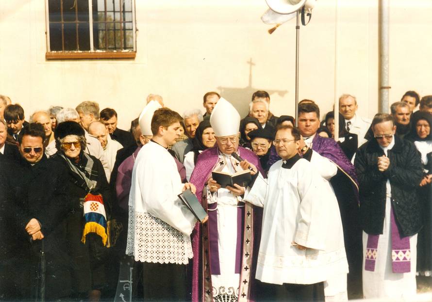 Srpska paravojska natjerala ih 'brati grožđe' u minskom polju. Uhvatili su se za ruke i krenuli...