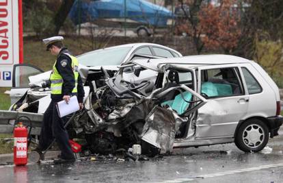 Sudarila se dva automobila i kamion, jedan  čovjek poginuo 