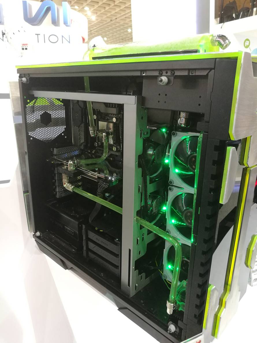 Na ovogodišnjem Computexu i Tesla je dobio vlastito kućište