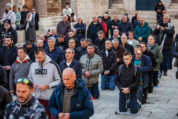 Molitelji su se okupili na Splitskom Peristilu
