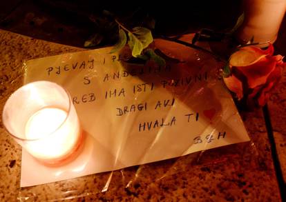 Lampaši za Akija Rahimovskog upaljeni kod Zdenca života ispred HNK u Zagrebu