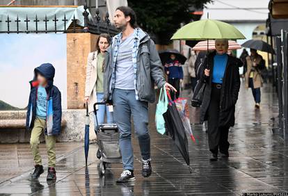 Jadranka Kosor s obitelji šetala špicom, uživali u kišnom danu