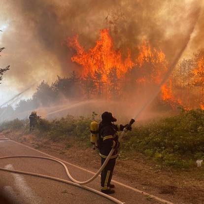 Strašne fotografije s požarišta: Buktinja ne jenjava, vatrogasci padaju s nogu od umora