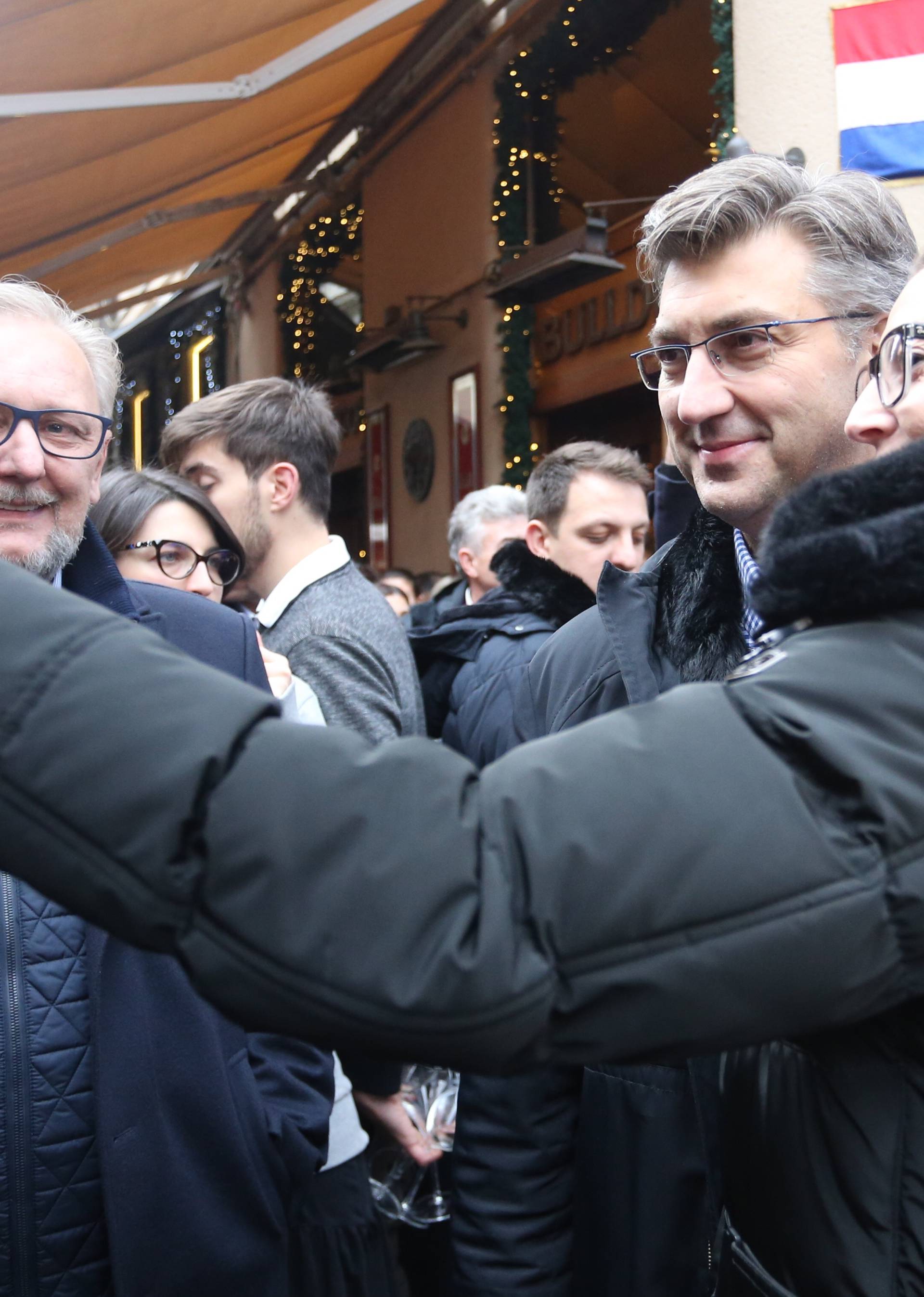 Zagreb: Premijer na Badnjak u BogoviÄevoj poput zvijezde, okupljeni poÅ¾eljeli selfie
