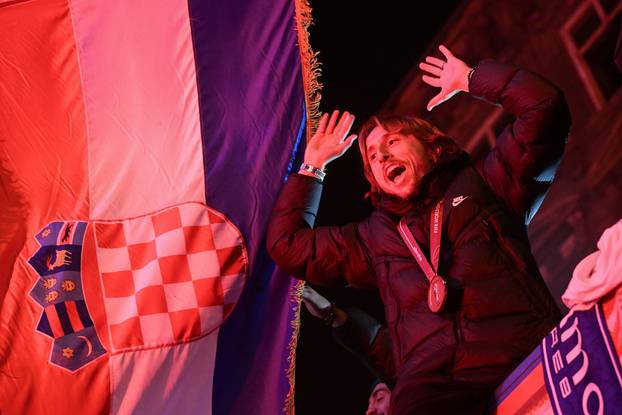 Nogometaši s hrvatskom zastavom stižu na Trg