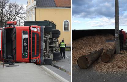 Kamionom ušao u oštri zavoj, preokrenuo se i prosuo trupce