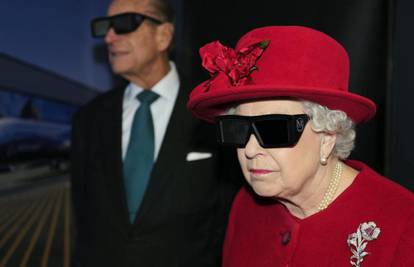 Kraljici Elizabeti II pao mrak na oči od zatamnjenih 3D naočala