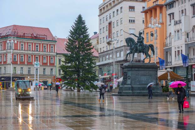 Zagreb: Na Trgu bana Jelačića postavljen bor