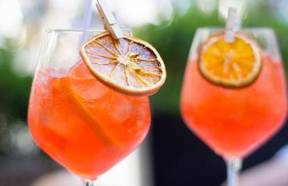 Napravite svoj fotogenični ljetni koktel - fini Rose Aperol Spritz