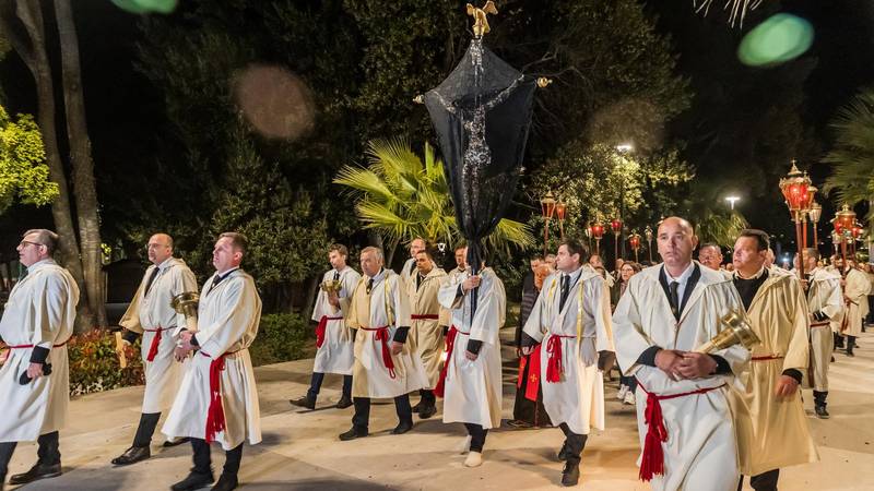 FOTO Procesija 'Za križen' na Hvaru okupila brojne vjernike