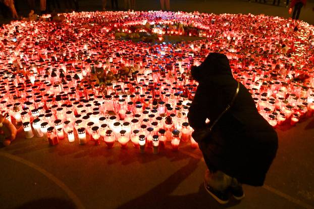 Zagreb: Građani i dalje obilaze osnovnu školu kako bi upalili svijeće na školskom igralištu