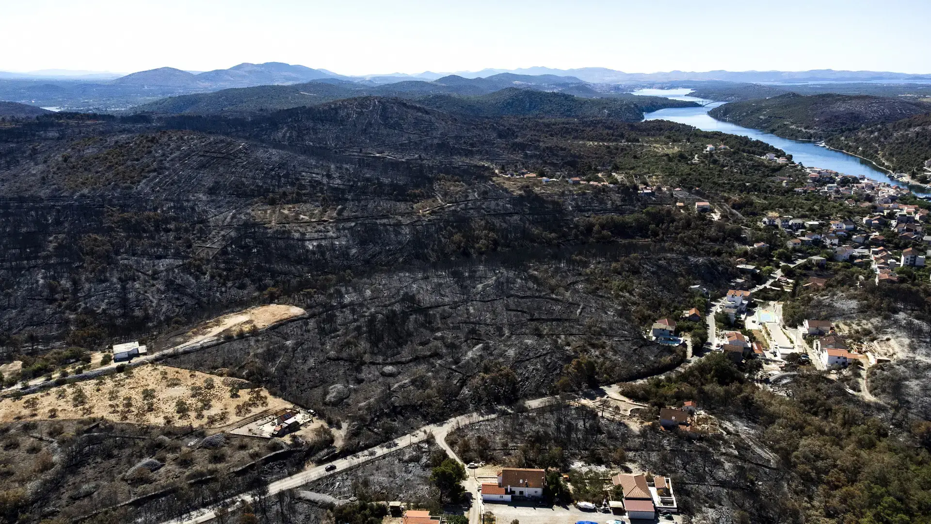 FOTO Točno je godinu dana od katastrofalnog požara kod Rasline i Zatona, gorjele i kuće