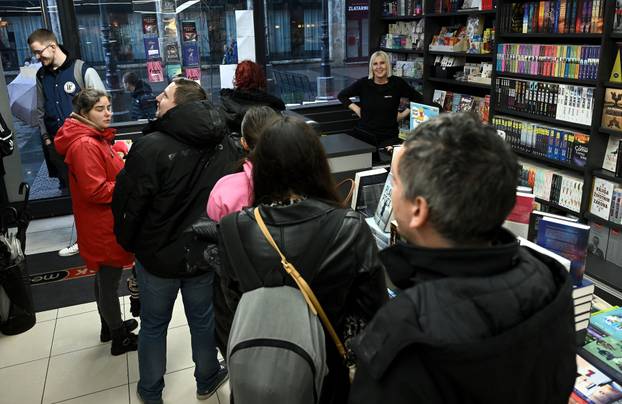 Zagreb: &Ccaron;ekanje na kisi ispred Tisak medie za ulaznice koncerta Marka Prekovica Thompsona