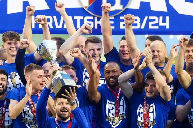 Ceremonija dodjele pehara Dinamu, osvaja&ccaron;u SuperSport Hrvatske nogometne lige