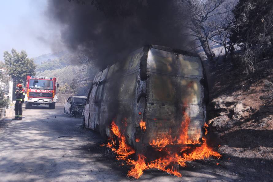 Pisak: Kombi zahvatio plamen tijekom požara