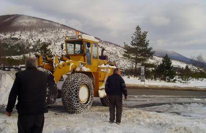 Prvi snijeg prekrio Sljeme, olujno nevrijeme diljem RH