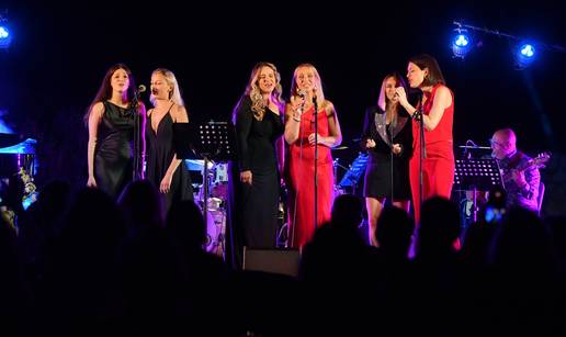 FOTO Šibenik zapjevao u čast Gabi Novak i Matije Dedića