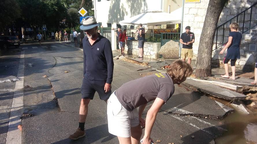 Poplava u splitskom Varošu: Pukla vodovodna cijev, voda se slijeva prema centru grada