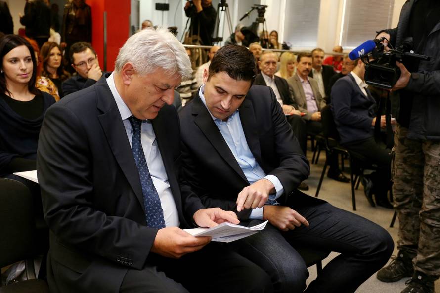 "Dok ljudi napuštaju zemlju, ortačka skupina izvlači novac"