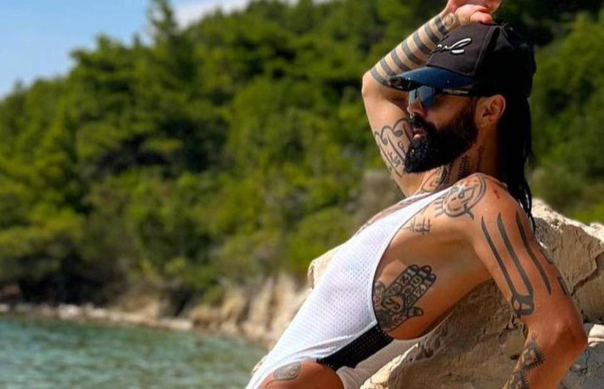 Božo Vrećo se u jednodijelnom kupaćem kostimu sunčao na Jadranu: 'Djevičanska plaža'