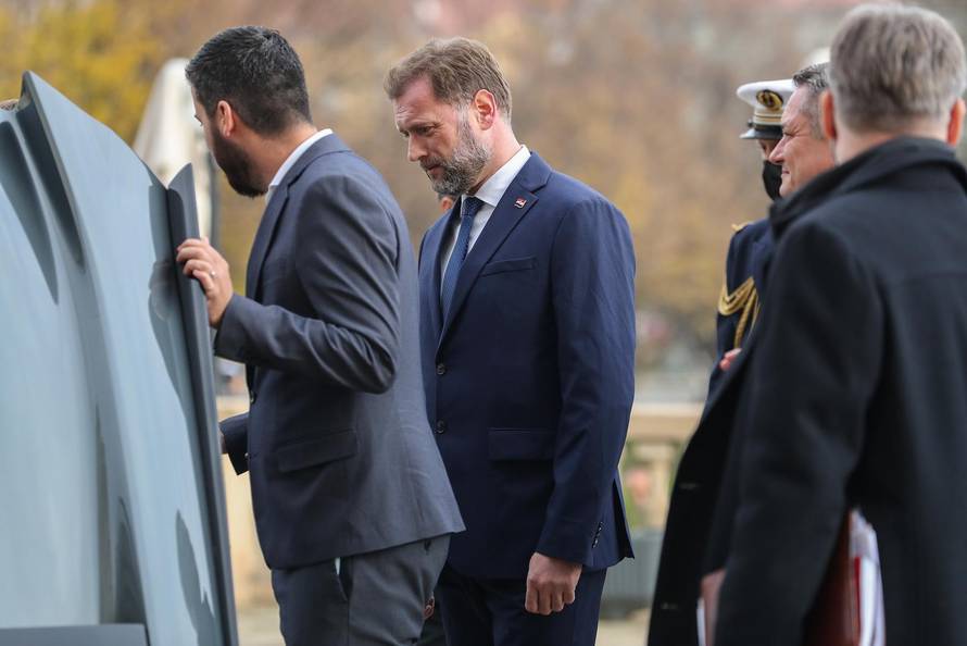 Zagreb: Rimac ispred Esplanade Macronu predstavio Neveru i Bugatti