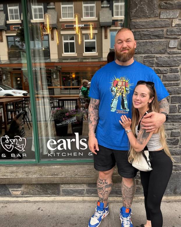 FOTO Najjači čovjek na svijetu ima 206 cm, a ljubi konobaricu od 157 cm. Tragedija ih zbližila...