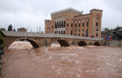 Miljacka prijeti Sarajevu: Raste vodostaj, evakuiraju se obitelji