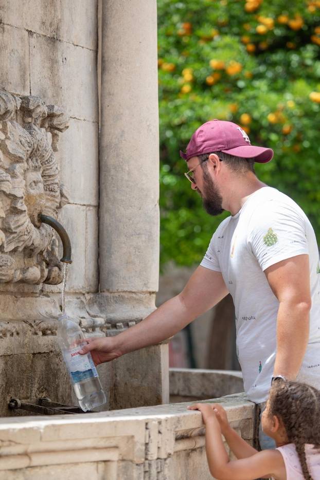 Prvi dan ljeta u Dubrovniku obilježen je sparinom