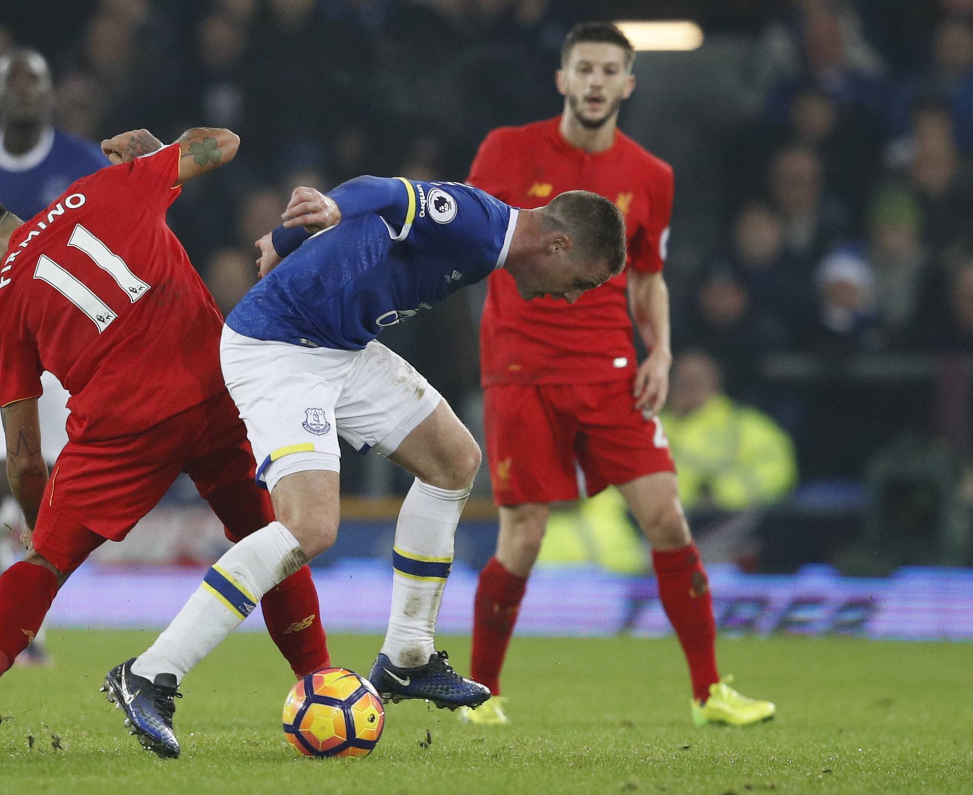 Everton's James McCarthy in action with Liverpool's Roberto Firmino